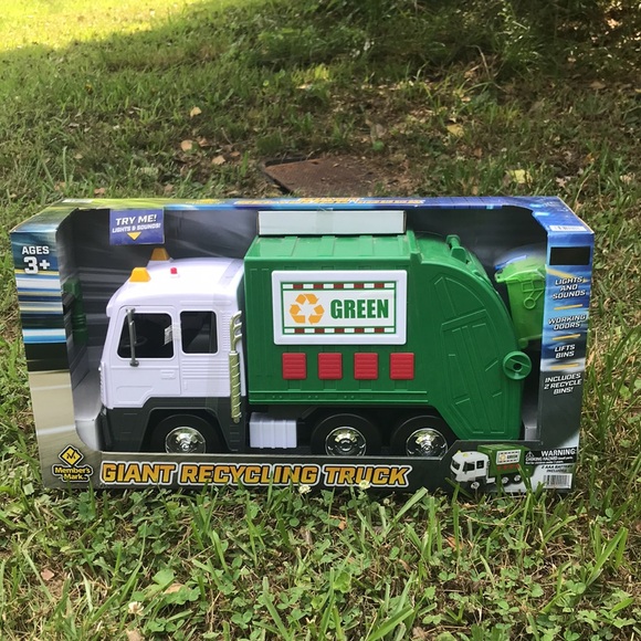 MEMBERS MARK GIANT RECYCLING TRUCK - Picture 15 of 16